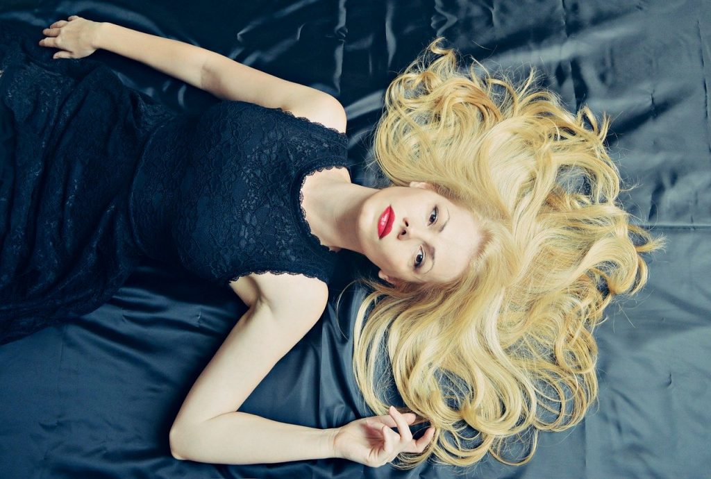 Chutes ou amincissement des cheveux, quels remèdes naturels pour les stopper ?