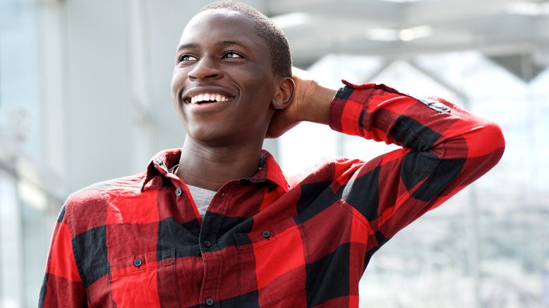 Homme super classe en chemise rouge et noir