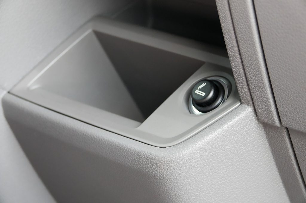 Comment bien entretenir son cendrier de voiture ?