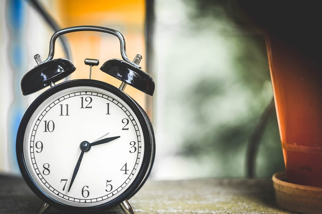 Comment choisir le bon réveil jour et nuit pour votre enfant&nbsp;: critères à considérer