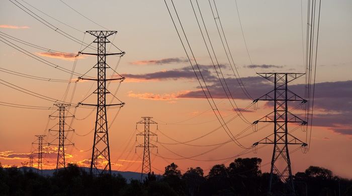 Dépannage hta : assurer la sécurité et la continuité des installations électriques Les réseaux de distribution électrique haute tension sont essentiels pour garantir l’alimentation fiable des sites industriels, tertiaires ou collectifs. Dès qu’une panne survient sur une installation HTA (Haute Tension A), il devient crucial d’intervenir sans délai afin de limiter les pertes d’exploitation et de prévenir tout risque technique majeur. Le dépannage hta exige non seulement une organisation rigoureuse mais aussi des compétences pointues pour que la continuité du service soit assurée, tout en plaçant la sécurité électrique au centre des priorités, tant pour les intervenants que pour le site concerné. Quelles sont les spécificités du dépannage hta ? Le dépannage hta porte principalement sur la gestion des incidents affectant les équipements stratégiques tels que le poste de transformation hta ou encore les cellules de coupure. Pour bénéficier d’un dépannage haute tension efficace, il est essentiel de s’appuyer sur des infrastructures permettant d’abaisser la haute tension pour rendre l’électricité compatible avec les besoins des utilisateurs finaux. Lorsque survient un défaut comme une coupure, un échauffement anormal ou un claquage d’isolant, il est impératif de réagir rapidement pour éviter toute aggravation. L'intervention d'urgence débute souvent par un diagnostic sur site effectué par des techniciens qualifiés et habilités. Cette étape permet d’identifier précisément l’origine de la panne avant d’engager l'installation hta ou la réparation ou le remplacement d’éléments défectueux. En complément, une maintenance hta régulière et un entretien des équipements électriques bien planifié permettent de réduire considérablement la fréquence des interventions imprévues. Comment organiser une intervention hta efficace ? Pour optimiser chaque intervention d'urgence, plusieurs mesures s’imposent afin de sécuriser durablement les installations : Mettre en place une astreinte 24h/24 7j/7 pour intervenir dès qu’un incident est signalé. Veiller à appliquer strictement les protocoles de sécurité électrique, notamment lors du balisage des zones sensibles, de la consignation et de l’utilisation d’équipements de protection adaptés. Privilégier les actions préventives telles que la thermographie ou la vérification systématique des connexions lors de la maintenance hta. Former régulièrement les équipes aux nouveaux risques et aux procédures spécifiques, afin de limiter les erreurs humaines et d’assurer une sécurité optimale. Dans un contexte où les infrastructures électriques gagnent en complexité, faire appel à des spécialistes du dépannage hta reste la solution la plus fiable. Leur savoir-faire garantit une remise en service rapide ainsi qu’une fiabilité durable, renforçant ainsi la sécurité des personnes et des équipements, que ce soit dans le tissu urbain de Lyon ou dans toute autre région dynamique.